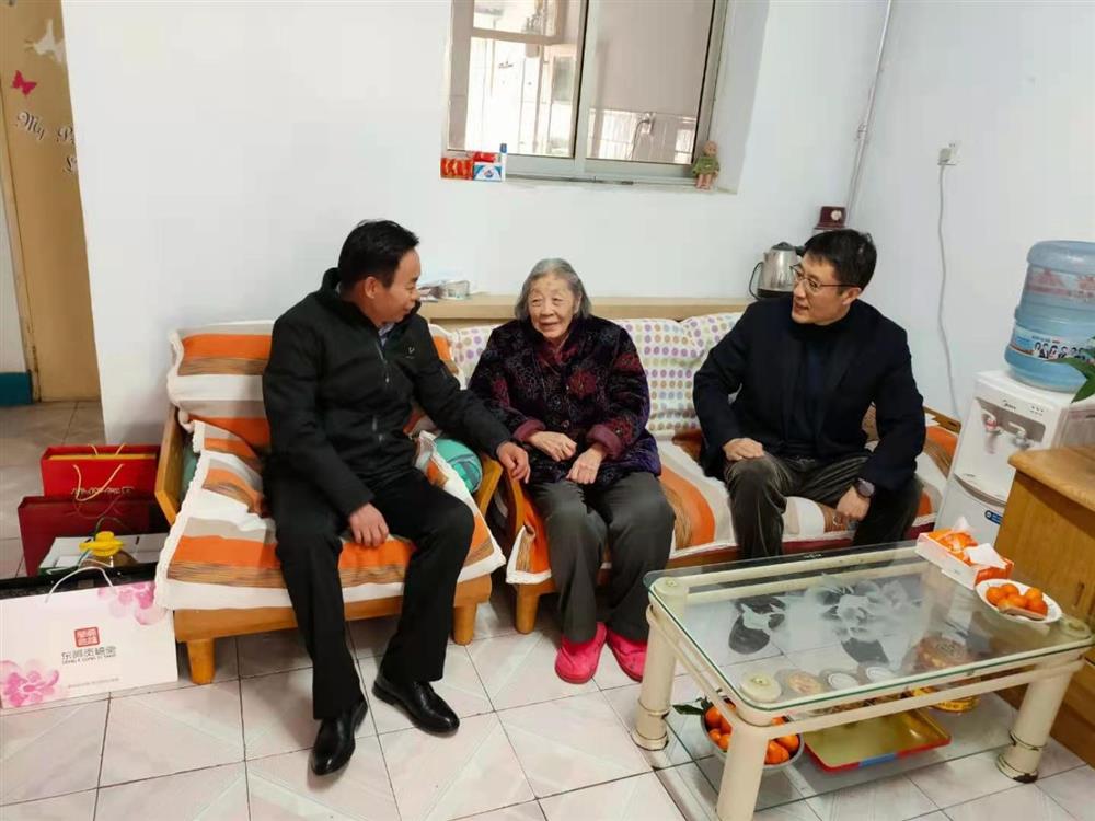 園區集團領(lǐng)導走訪(fǎng)慰問(wèn)權屬企業(yè)離退休干部職工