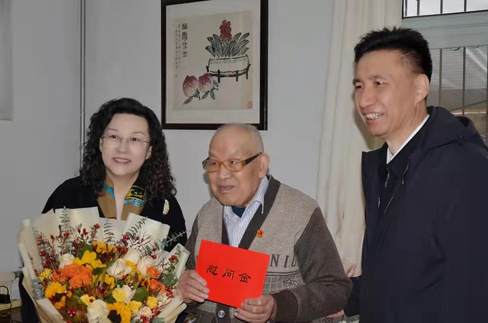 濟南產(chǎn)發(fā)集團黨委副書(shū)記、總經(jīng)理黃蓓走訪(fǎng)慰問(wèn)離休老干部、老黨員