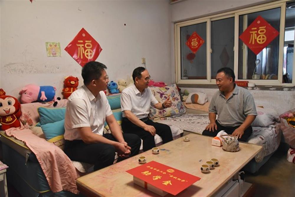 金秋助學(xué)，情暖人心 濟南市總工會(huì )領(lǐng)導走訪(fǎng)慰問(wèn)集團 困難職工及子女